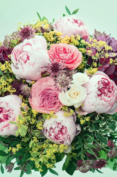 Hermosas flores de peonía rosa. imagen de estilo retro — Foto de Stock