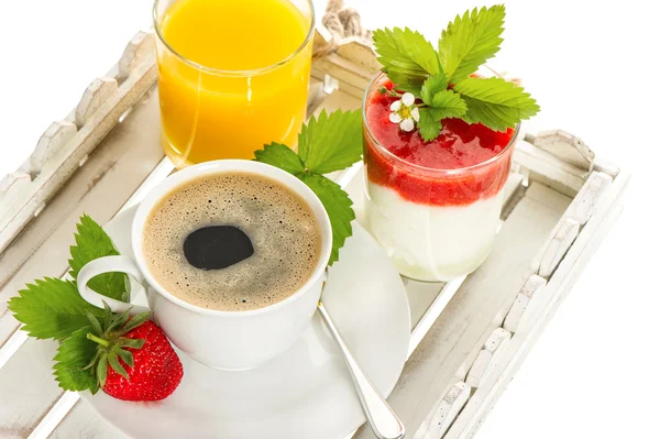 Colazione con caffè, succo d'arancia e yogurt alla fragola fresco — Foto Stock