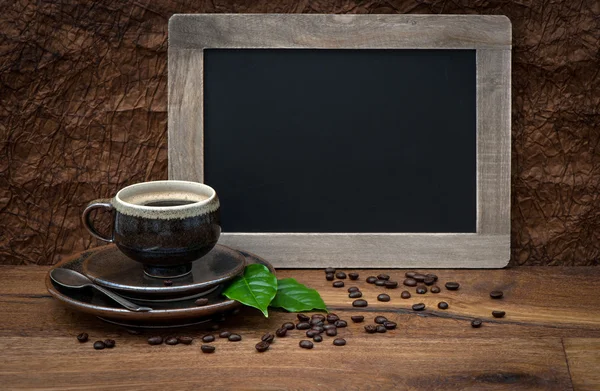 Tasse de café et tableau noir antique — Photo