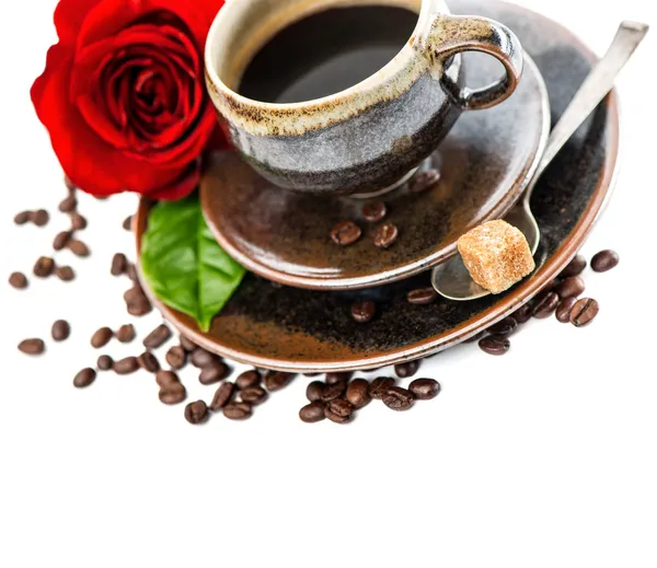 Kopp svart kaffe och röd ros blomma över vita — Stockfoto