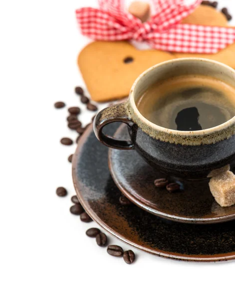 Tasse schwarzen Kaffee mit herzförmigen Kuchen auf weiß — Stockfoto