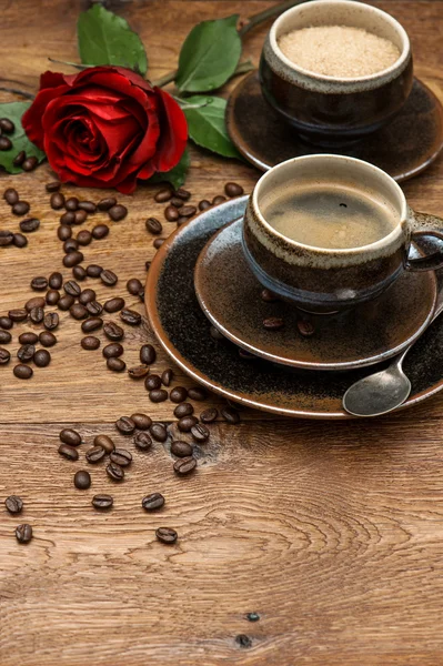 Tazza di caffè nero e fiore di rosa rossa — Foto Stock