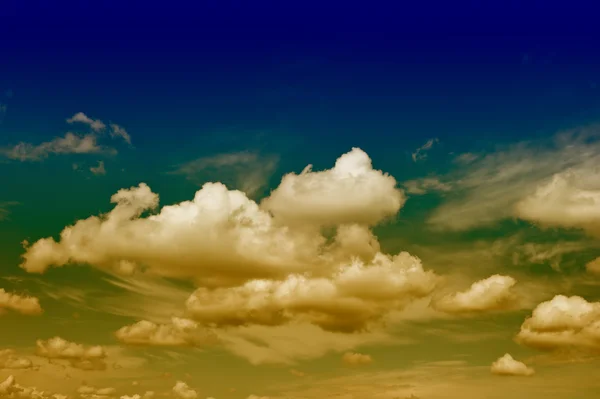 Dramático cielo azul con nubes — Foto de Stock