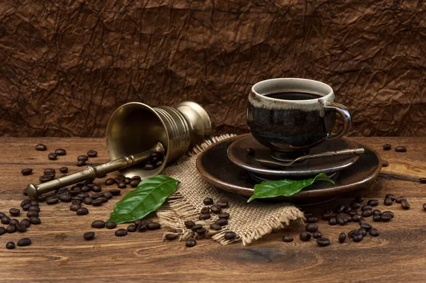 Винтажный натюрморт с чашкой кофе и антикварными аксессуарами — стоковое фото