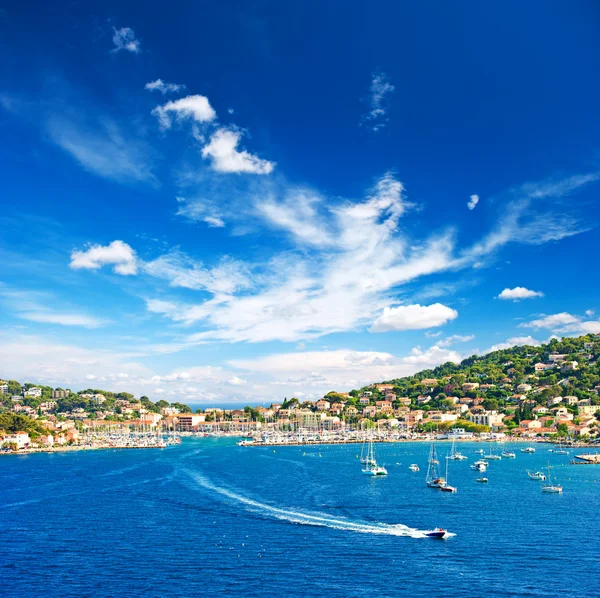 Prachtige mediterrane landschap met blauwe hemel — Stockfoto