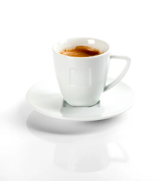 Tazza bianca di caffè nero su bianco — Foto Stock