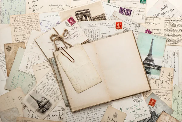 打开空日记书，旧信，法国明信片。剪贴簿 图库照片