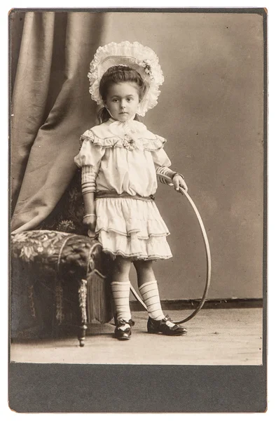 Foto velha de menina com brinquedo vestindo vestido vintage — Fotografia de Stock