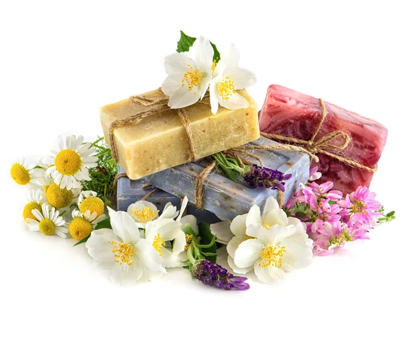 Mýdlo s čerstvými květy levandule a heřmánku — Stock fotografie