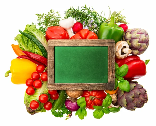 Färska grönsaker och örter med svarta tavlan — Stockfoto