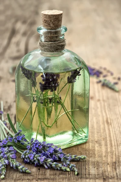 Ätherisches Lavendelöl mit frischen Blumen — Stockfoto