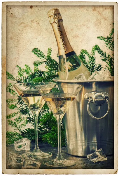 Botella de champán con dos copas —  Fotos de Stock
