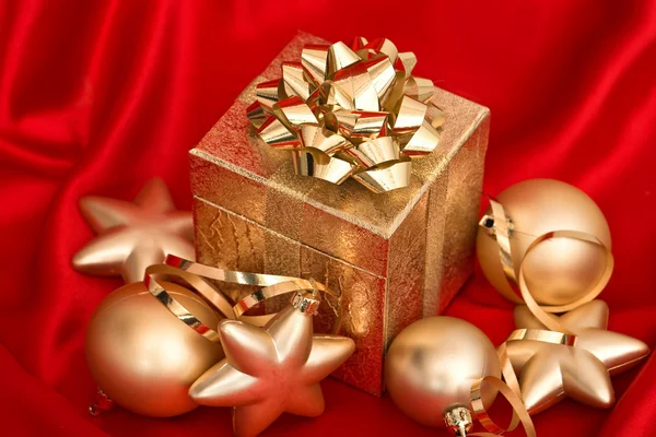 Подарочная коробка с рождественскими шарами — стоковое фото