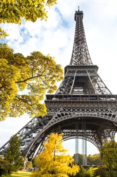 Eiffel Tower in autumn — Stock Photo, Image