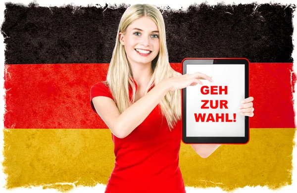 Mujer joven con Tablet PC y bandera de Alemania en el fondo — Foto de Stock