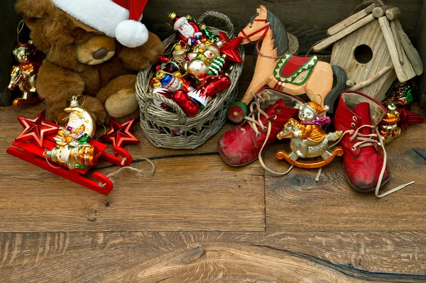 Nostalgische Weihnachtsdekoration mit antiken Spielzeugen — Stockfoto