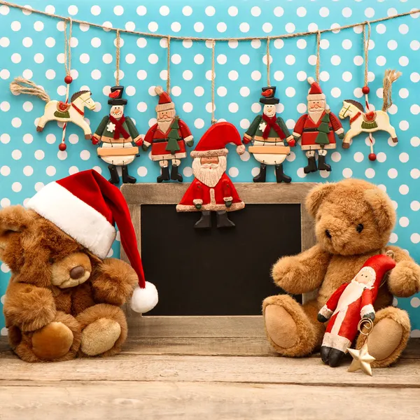 Arreglo de Navidad con juguetes antiguos y pizarra —  Fotos de Stock