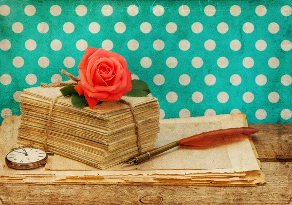 Oude liefdesbrieven en ansichtkaarten met roze roze bloem — Stockfoto