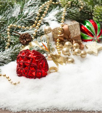 Noel kompozisyon kırmızı topları und altın süslemeli