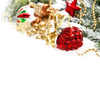 Noel dekorasyonu ile kırmızı baubles und altın hediye kutusu