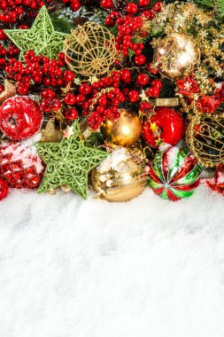 kırmızı, altın, yeşil renkli Noel süsleri