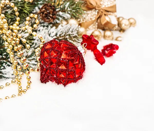 Composição de Natal com bugiganga vermelha, decorações douradas, presente — Fotografia de Stock