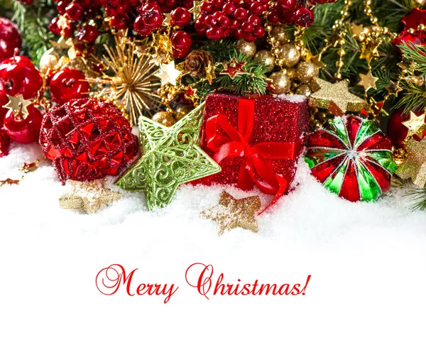 Decoratie met rode kerstballen, gouden slingers, kerstboom — Stockfoto