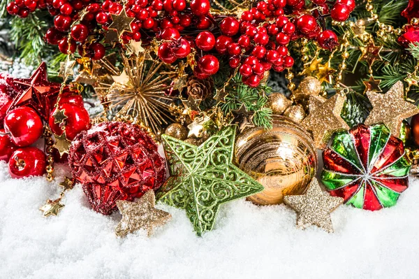 Decoração com bugigangas, guirlandas douradas, árvore de natal — Fotografia de Stock