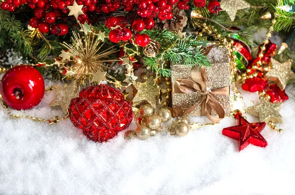 Adornos, guirnaldas doradas, árbol de navidad y berrie roja — Foto de Stock