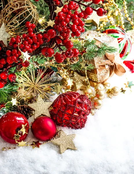 Adornos, guirnaldas doradas, árbol de navidad y bayas rojas — Foto de Stock