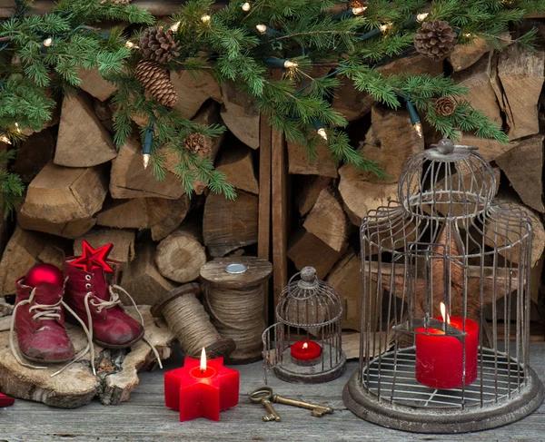 Stile vintage decorazione natalizia con candele rosse ardenti — Foto Stock