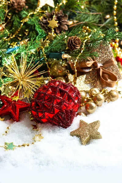 Décoration de Noël avec des boules rouges et des étoiles — Photo