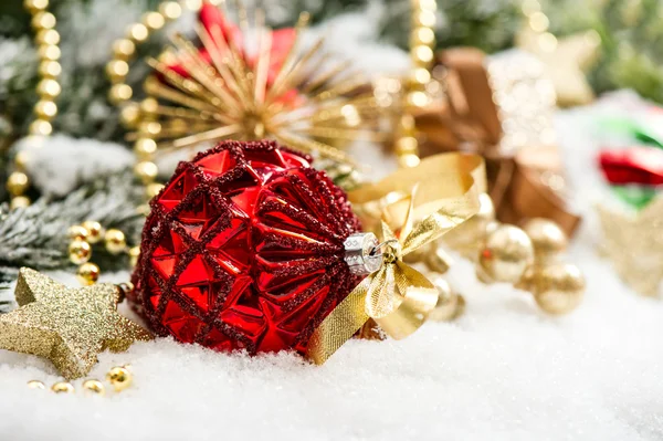 Decoratie van Kerstmis met rode kerstballen und gouden geschenkdoos — Stockfoto