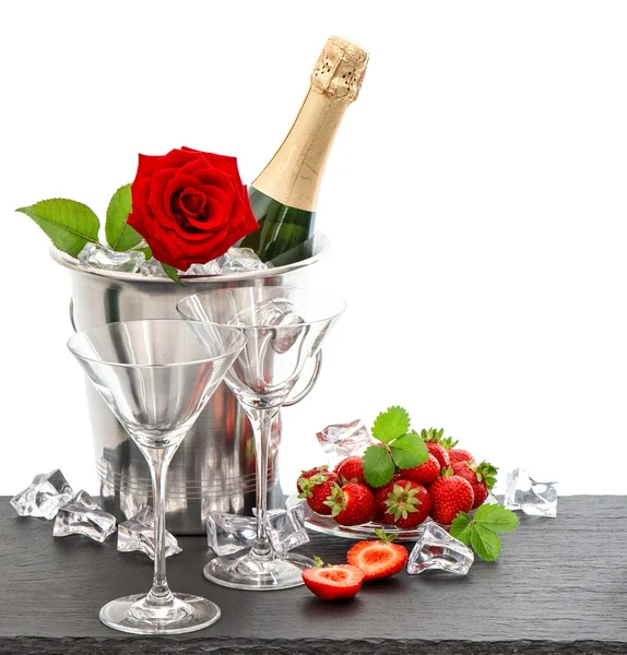 Arranjo festivo com champanhe, rosa vermelha e morangos — Fotografia de Stock