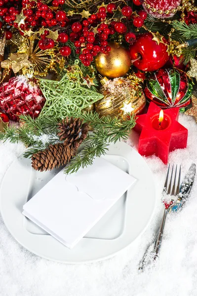 お祝いクリスマスのテーブルの場所の設定の装飾 — ストック写真