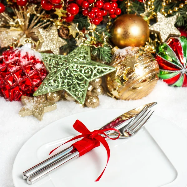 Festive table place setting decoration with decorations — Stock Photo, Image