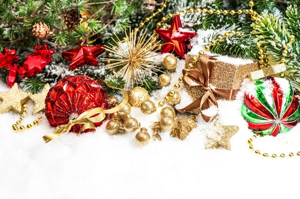 Decorações festivas de Natal em vermelho, verde, ouro — Fotografia de Stock