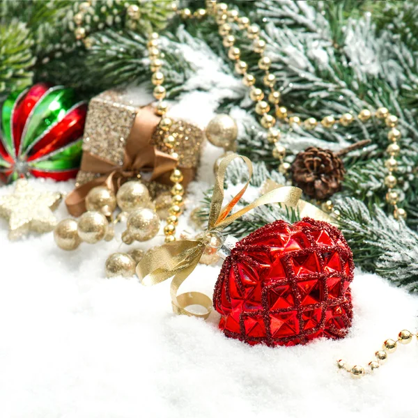 Boże Narodzenie skład z czerwonych kulek und złota ozdoba — Zdjęcie stockowe