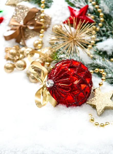 Kerstmis samenstelling met rode kerstballen en gouden decoratie — Stockfoto