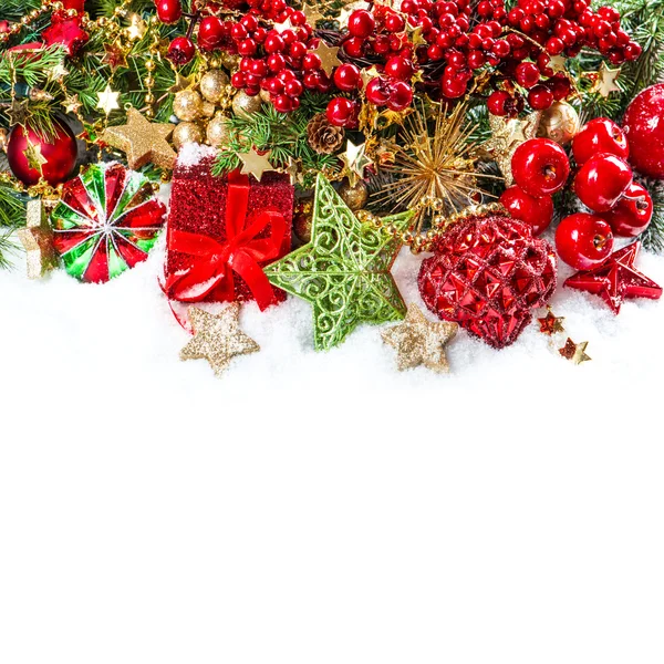 Adornos, guirnaldas doradas, árbol de navidad y bayas rojas — Foto de Stock