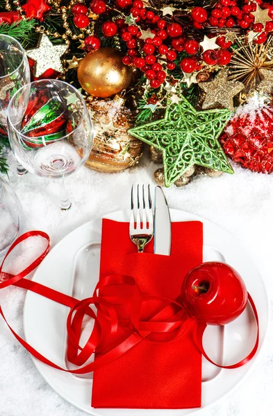 Jul dukningen plats med rött och guld dekorationer — Stockfoto
