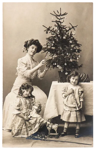 Мать и дети с рождественской елкой в винтажной одежде — стоковое фото