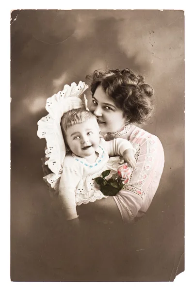 Retrato antigo da mãe sortuda com seu bebê bonito — Fotografia de Stock