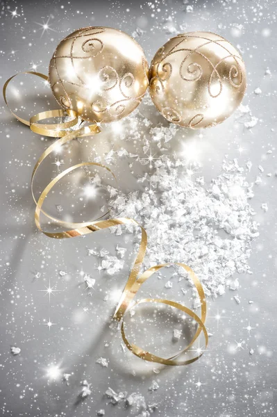 圣诞球和金色的飘带和闪烁的灯光 — 图库照片