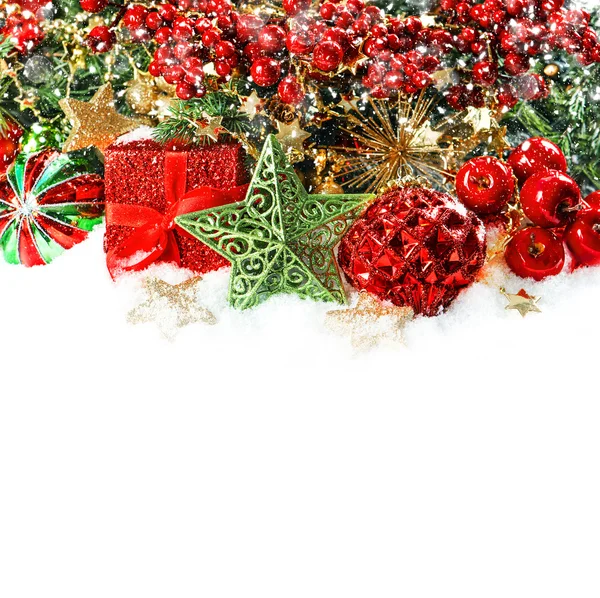 Grannlåt, gyllene kransar, julgran och röda bär — Stockfoto