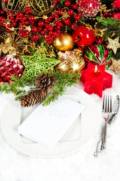 キャンドル ライト ディナー。クリスマスのテーブルの場所の設定 — ストック写真