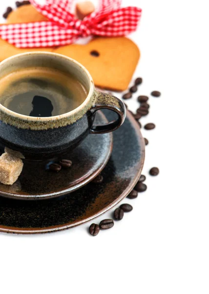 Kopje zwarte koffie met hart gevormde cake op wit — Stockfoto