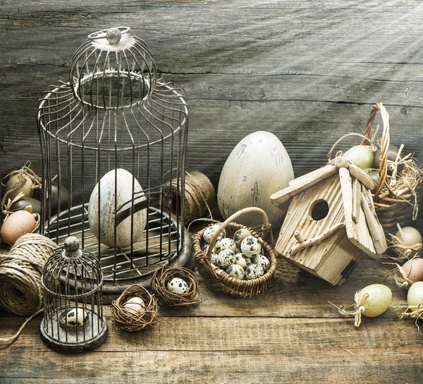 Decoración de Pascua vintage con huevos, pajarera y jaula para pájaros — Foto de Stock