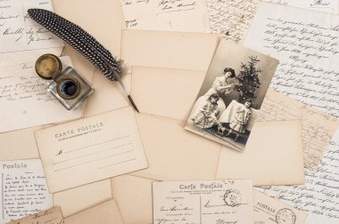 Eski harfler, vintage kartpostallar ve antika tüy kalem