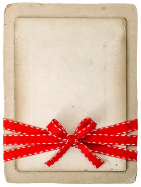 Vintage kart üzerinde beyaz izole kırmızı şerit yay ile